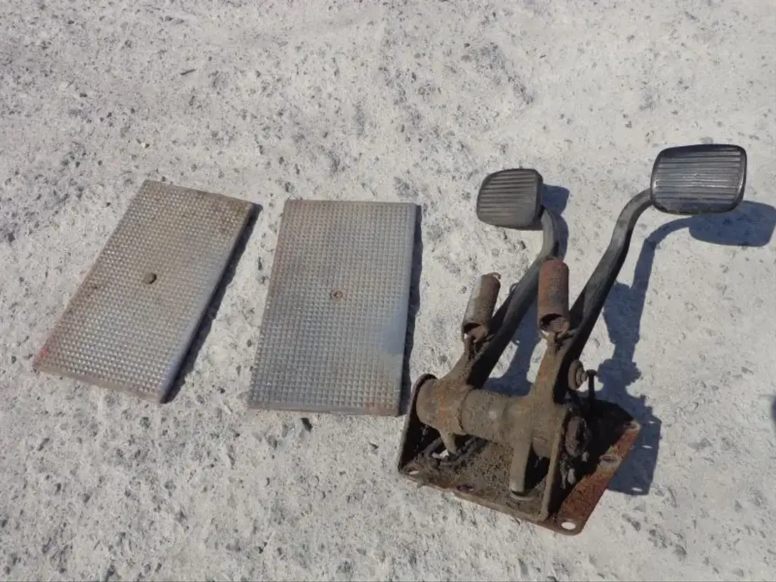 Scania Brake AND Clutch Pedal From Scania LB 0 AND LB1 Serie