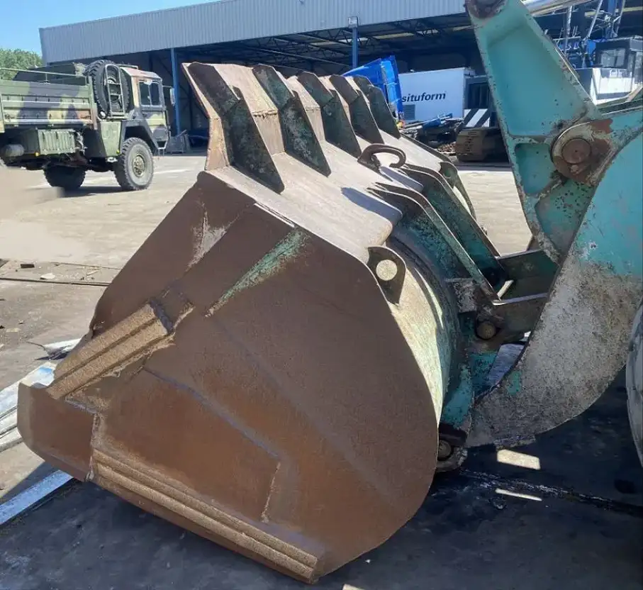 Caterpillar loading bucket
