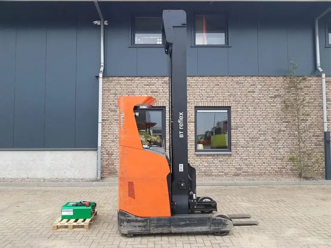 BT RRE180H Toyota 1.8 ton Triplex Freelift Sideshift Elektra Reachtruck
