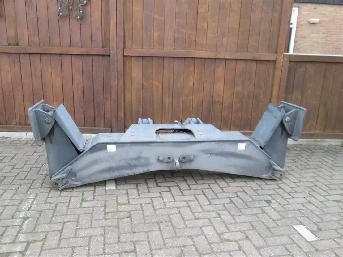 Doosan DX140W outriggers
